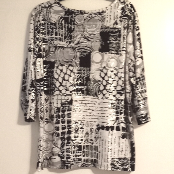 Alia Women Tunic Top in Black/Gray/White with Silver in Script Design in Size 1X - Picture 4 of 8